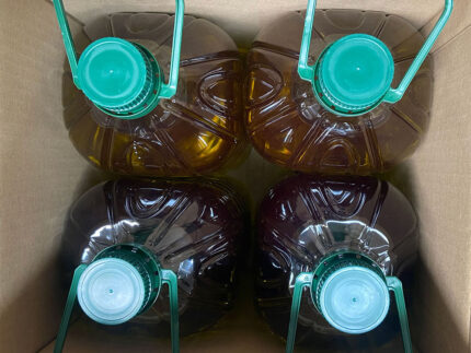 Cajas de garrafas de aceite de 5 litros